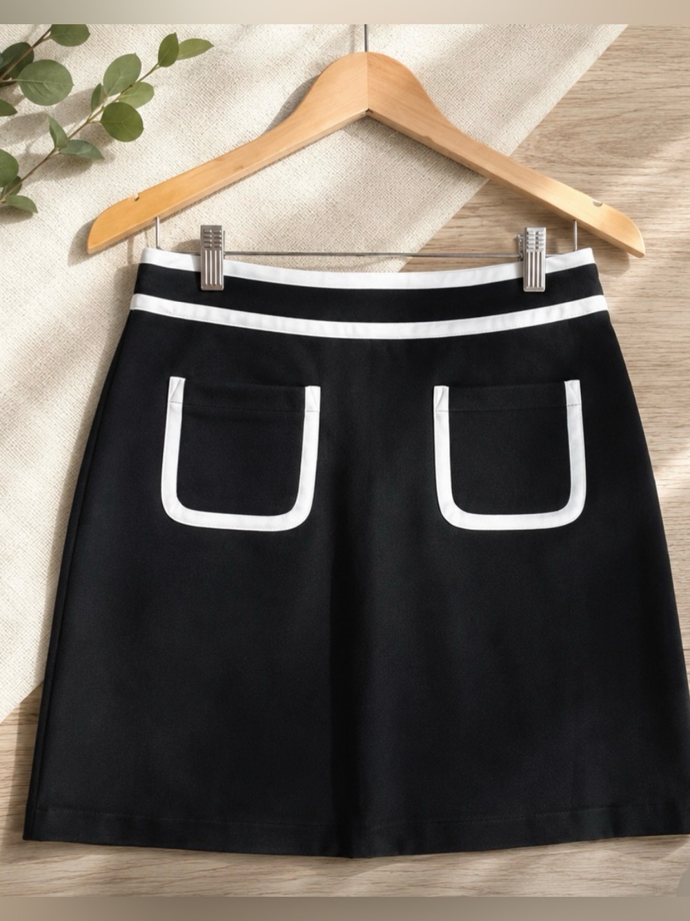Banana Republic Black & Whitr Piped Pocket Mini Skirt Size 2
